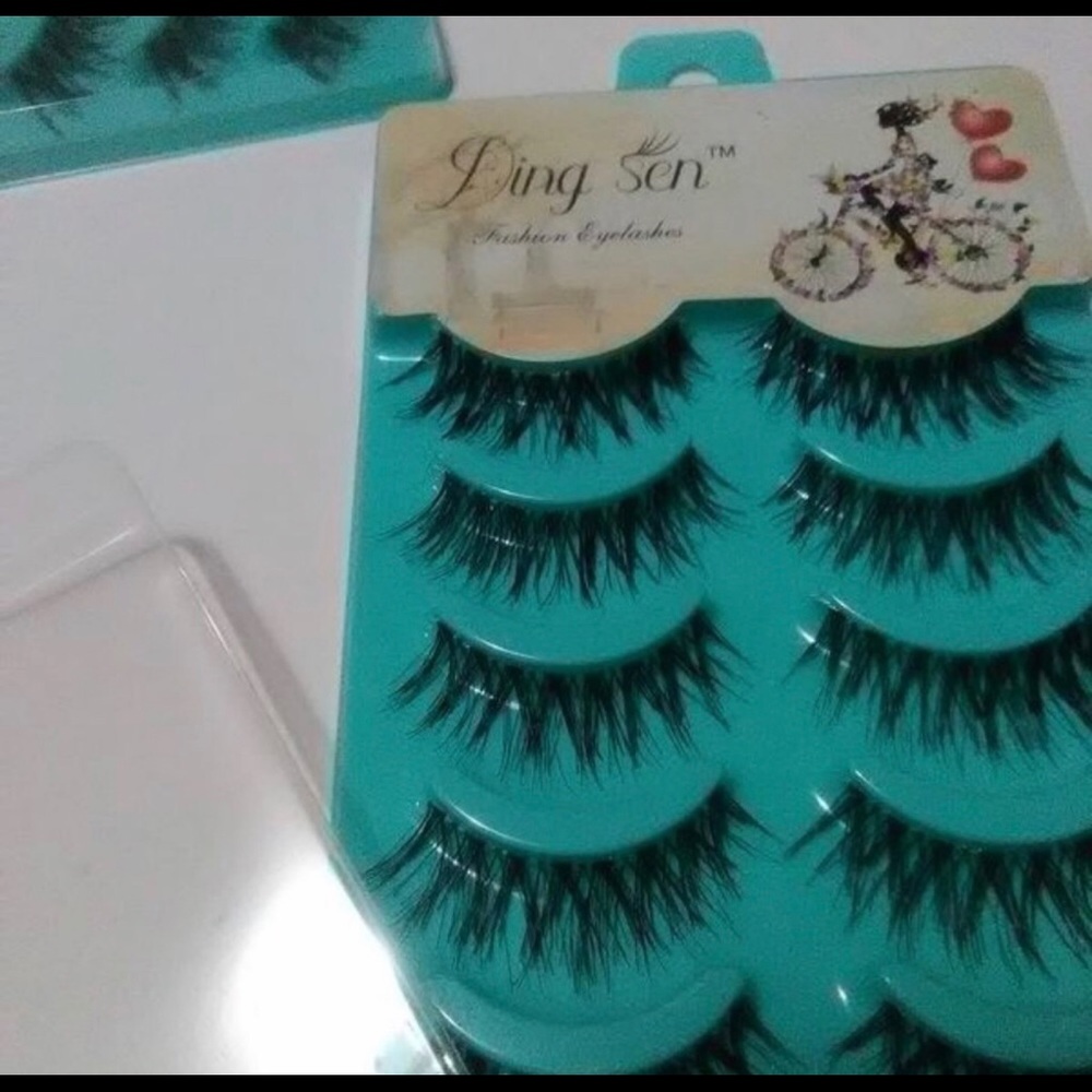3 packs of natural soft false lashes.